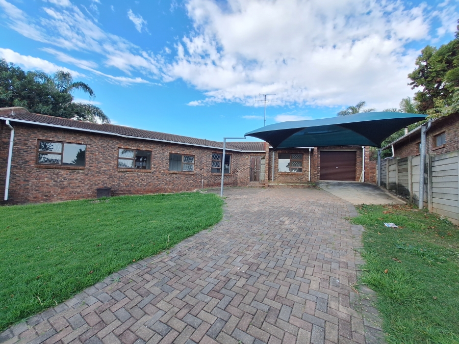 To Let 4 Bedroom Property for Rent in Strelitzia Park Eastern Cape